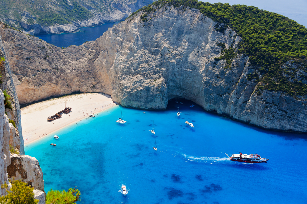 Uitzicht op de baai bij Navagio Beach