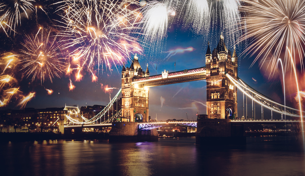 Vuurwerk boven Tower Bridge. Nieuwjaar Londen, Engeland