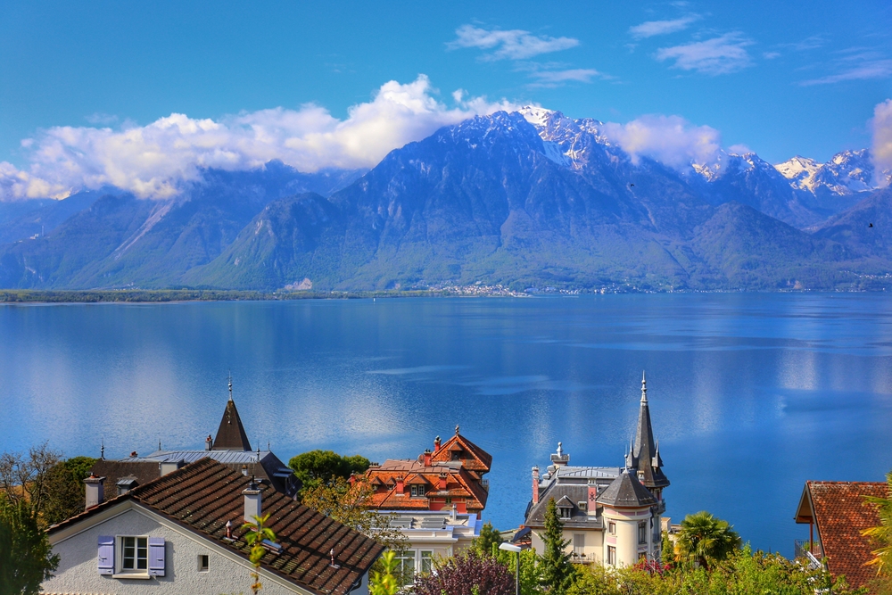 Uitzicht op bergen bij het meer van geneve