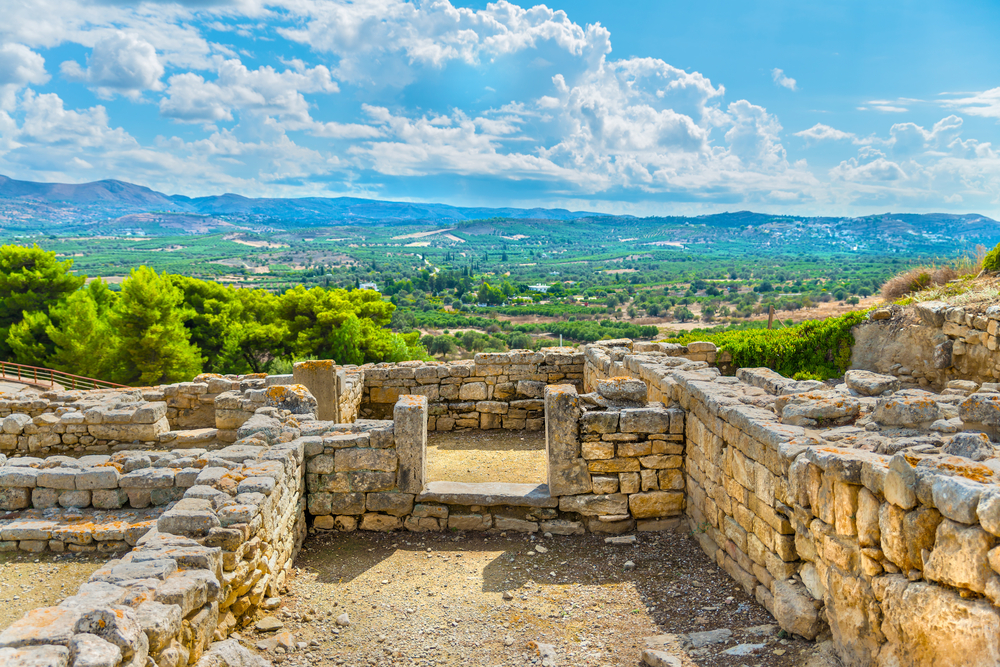De ruïnes van het paleis van Phaistos met een prachtig uitzicht in Kreta