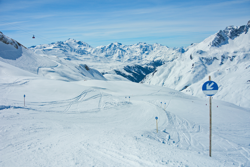 Besneeuwde bergen in Lech